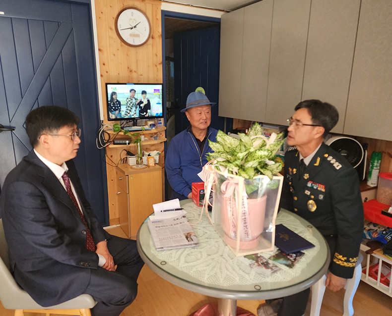 김도형 강원영동병무지청장은 육군 제 102기갑여단 부여단장(대령 김남욱)과 함께 병역명문가 가문을 방문하여 병역명문가 문패를 직접 달아드리고, 
                    가문 대표에게 대를 이은 나라사랑에 깊은 감사의 마음을 전했다.(10월 31일, 속초시 병역명문가 가문)
                   
