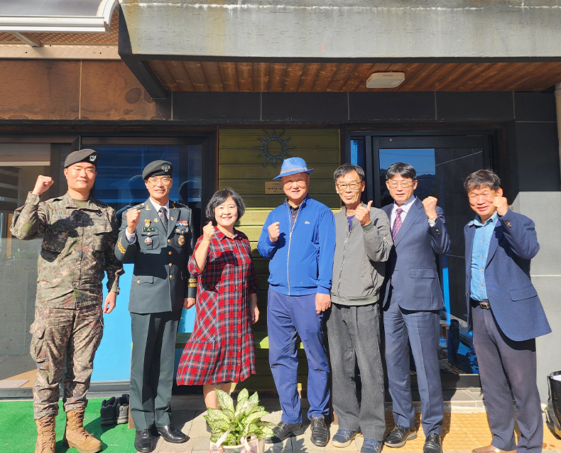 김도형 강원영동병무지청장은 육군 제 102기갑여단 부여단장(대령 김남욱)과 함께 병역명문가 가문을 방문하여 병역명문가 문패를 직접 달아드리고, 
                    가문 대표에게 대를 이은 나라사랑에 깊은 감사의 마음을 전했다.(10월 31일, 속초시 병역명문가 가문)
                   