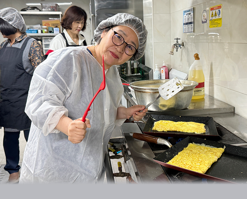 홍승미 광주전남병무청장은 가정의 달을 맞이하여 직원들과 직접 점심을 준비하고 함께 식사하며 소통하는 화합의 장을 가졌다.(5월 1일, 광주전남지방병무청)  
                  