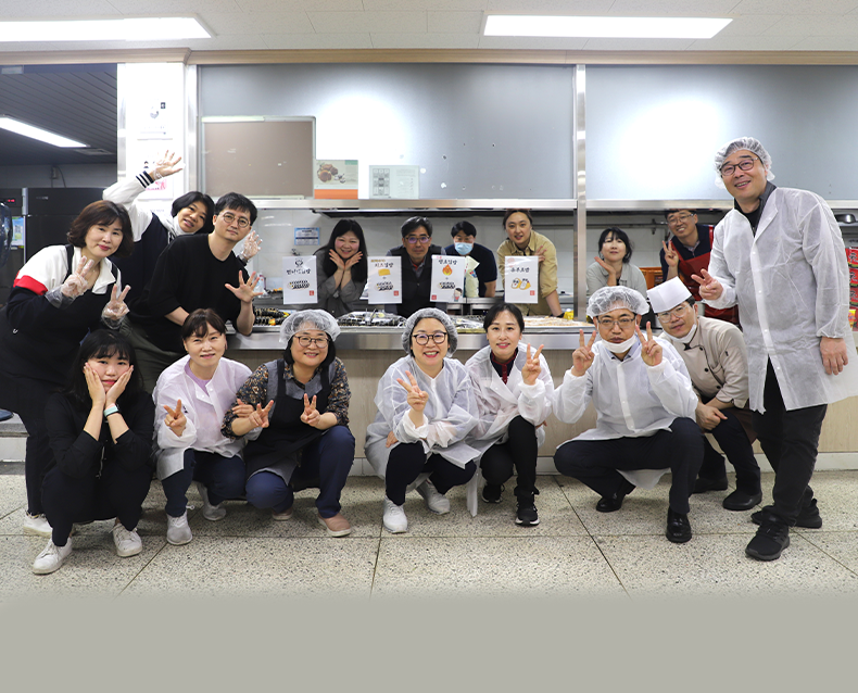 홍승미 광주전남병무청장은 가정의 달을 맞이하여 직원들과 직접 점심을 준비하고 함께 식사하며 소통하는 화합의 장을 가졌다.(5월 1일, 광주전남지방병무청)  
                  