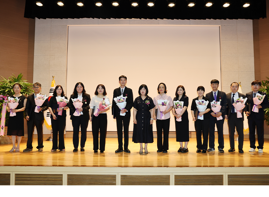 홍소영 병무청장은 병무청 창설 제55주년 기념식에서 기념사를 한후 직원들과 기념촬영을 했다.