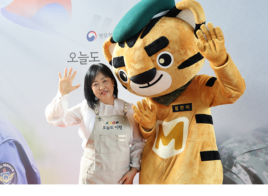 홍소영 병무청장이 대구경북지방병무청 내 ‘나라사랑가게’카페에서 일일 카페지기가 되어 방문자에게 음료를 제공했다.