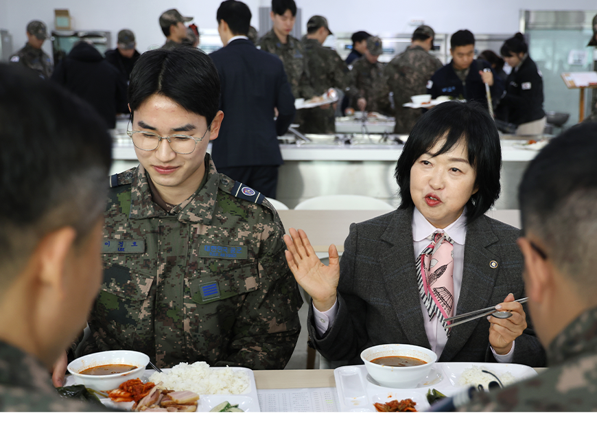 홍소영 병무청장은 공군 제1전투비행단에 병역이행 응원글을 전달하고 병사들에게 간식을 나누어주며 격려를 했다.