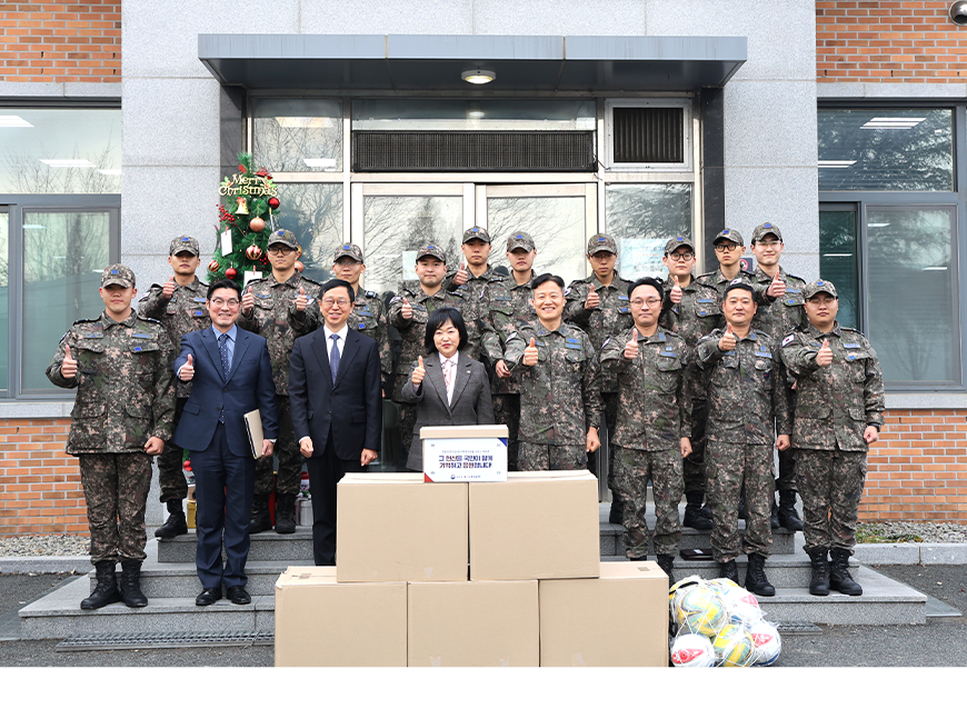 홍소영 병무청장은 공군 제1전투비행단에 병역이행 응원글을 전달하고 병사들에게 간식을 나누어주며 격려를 했다.