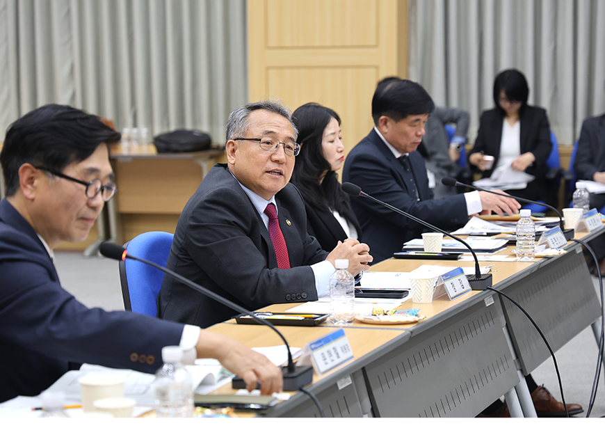 김종철 병무청장은 정부대전청사에서 자체평가위원회 전체 회의 후 참석자들과 기념촬영을 했다.