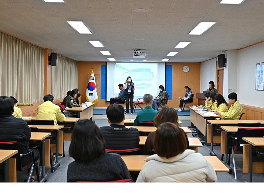 강원지방병무청은 병력동원훈련 차량수송 과정 중 발생할 수 있는 안전사고 등 우발 상황에 대한 대응절차 훈련을 통해 입영확인관의 병력수송 역량을 향상시켰다.