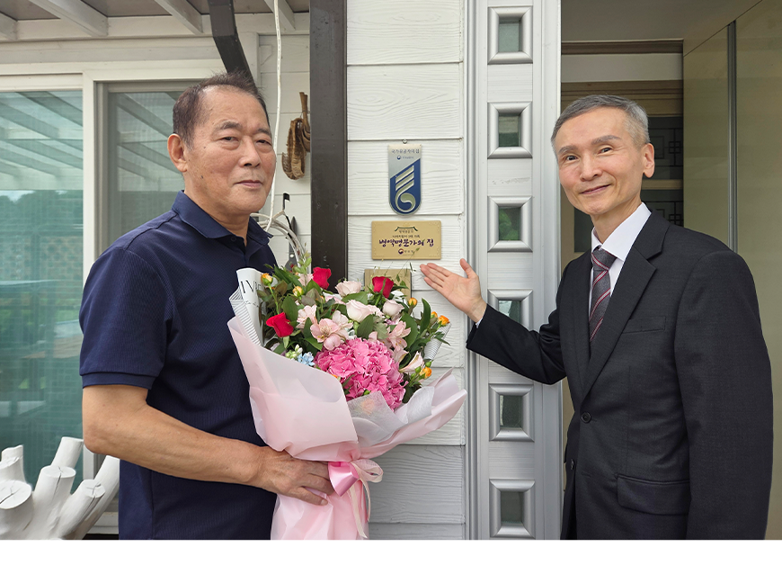 강원지방병무청은 6·25참전 유공자를 포함, 3대에 걸쳐 7명이 229개월 동안 병역의무를 성실하게 이행하여 병역명문가로 선정된 우경신 가문을 방문해 존경하는 마음을 담아 문패를 달아드렸다. 