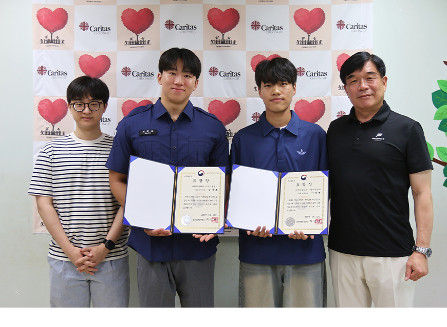 우경관 충북지방병무청장은 청주 서원구 소재 사랑의 울타리 지역아동센터를 12일 방문해 모범 사회복무요원에게 표창을 수여하고 격려하는 시간을 가졌다.