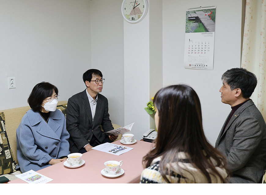 김성준 전북지방병무청장은 설을 맞아 사회복지시설에 방문해 위문품과 성금을 전달했다.