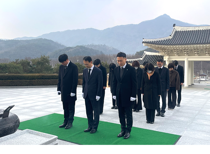권영철 전북지방병무청장은 별도의 취임식 없이 각과 순시 후 임실 호국원 참배를 시작으로 공식 업무를 시작했으며, 공정하고 국민으로부터 신뢰받는 병무행정 구현을 당부했다.