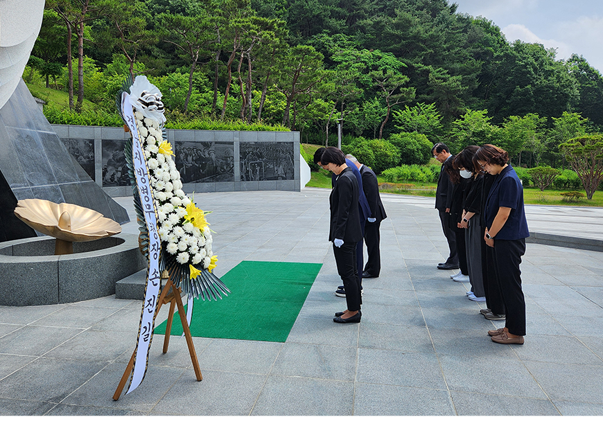 손진길 경남지방병무청장은 호국보훈의 달을 맞아국립산청호국원 현충탑을 찾아 참배를 하고 기념촬영을 했다.