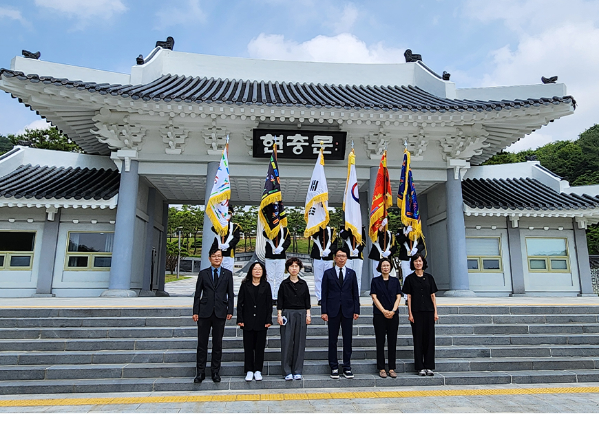 손진길 경남지방병무청장은 호국보훈의 달을 맞아국립산청호국원 현충탑을 찾아 참배를 하고 기념촬영을 했다.