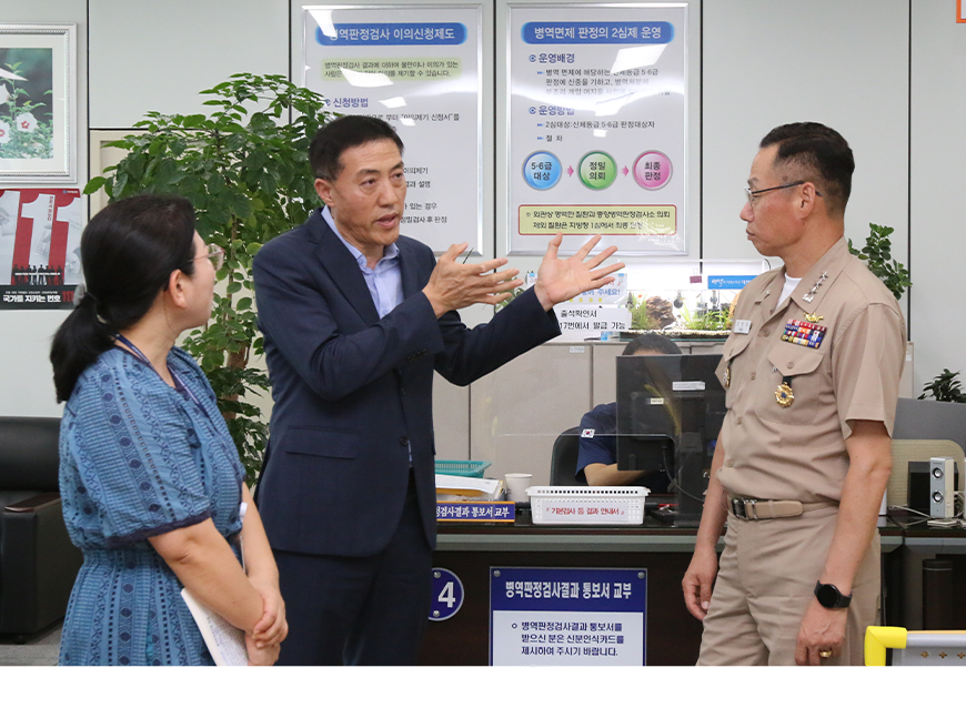 김종원 경남지방병무청장은 강정호 해군교육사령관 등 관계관을 초청하여 병무행정 현안을 논의한 후 기념촬영을 했다.