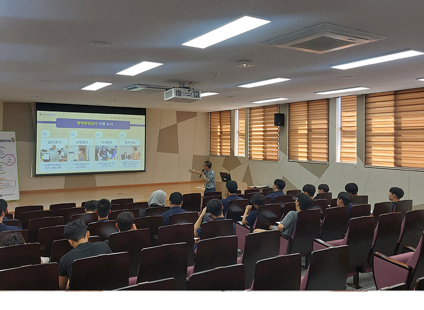 제주지방병무청은 제주고등학교를 방문하여 관광조리과 3학년 학생들을 대상으로 병역이행 전 과정과 전공에 맞는 취업맞춤특기병 모집특기, 본인에게 맞는 입영시기 등에 관해 상담하고 설명하는 시간을 가졌다.
