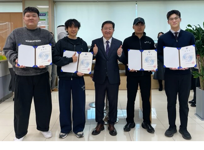 인천병무지청은 2025년 업무요공이 있는 직원들에게 표창장을 수여했다.