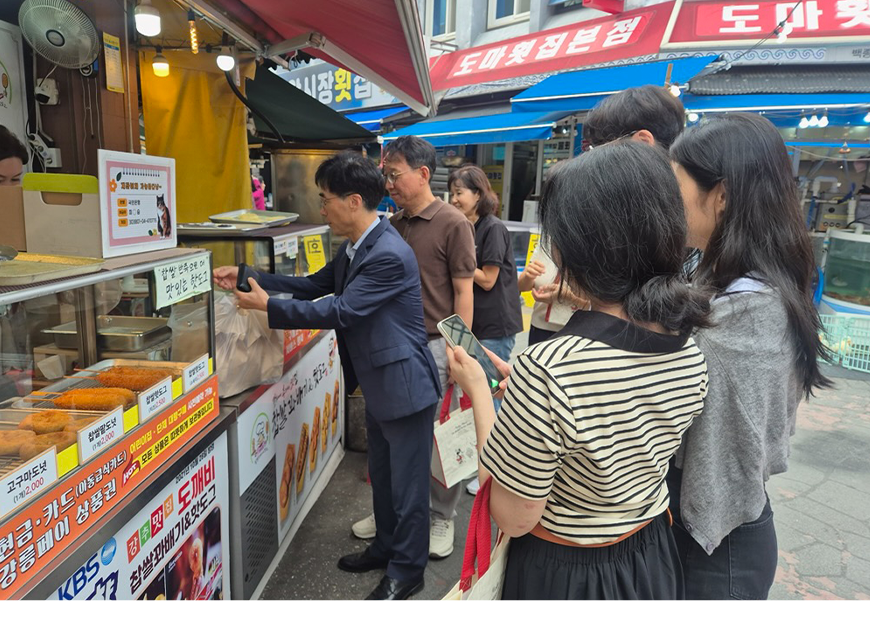 김정수 강원영동병무지청장은 추석 명절을 맞아 강릉 중앙시장에서 ‘추석 연휴 맞이 전통시장 장보기 행사’를 개최하고, 아동 공동생활 가정에 성금을 전달하며 이웃사랑을 실천했다.