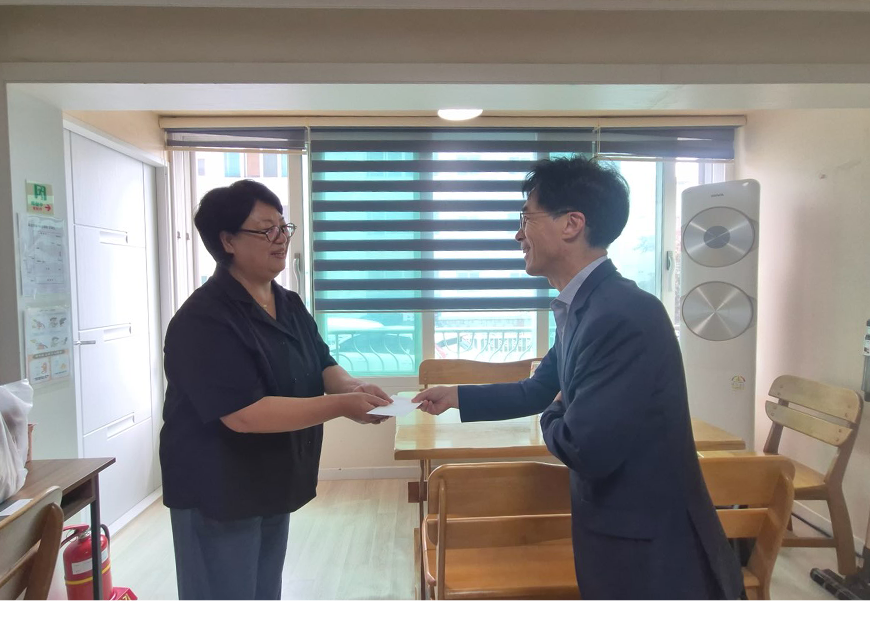 김정수 강원영동병무지청장은 추석 명절을 맞아 강릉 중앙시장에서 ‘추석 연휴 맞이 전통시장 장보기 행사’를 개최하고, 아동 공동생활 가정에 성금을 전달하며 이웃사랑을 실천했다.