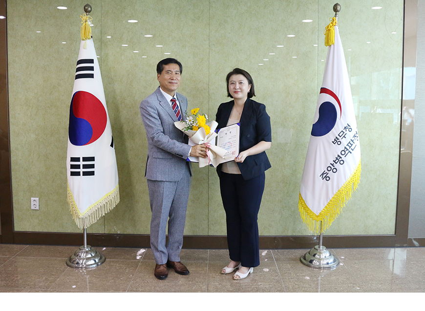 홍성휘 중앙병역판정검사소장은 칭찬왕으로 선정된 직원들을 포상하고 격려하는 시간을 가졌다.