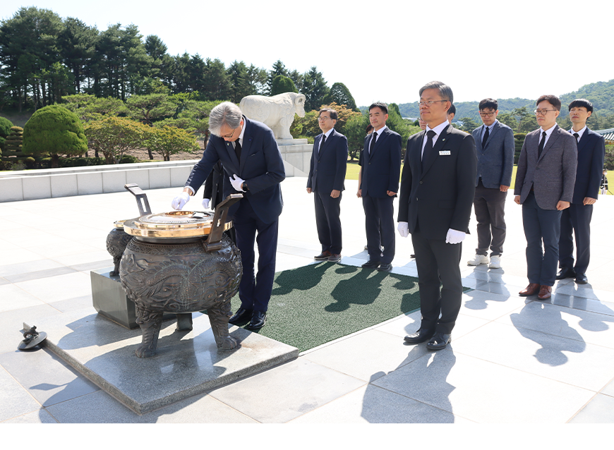 대체역 심사위원회는 현충일을 맞아 국립대전현충원을 참배하며 국가를 위해 헌신한 분들의 숭고한 뜻을 기리고 감사의 마음을 전했다.
