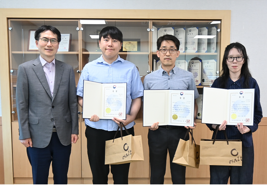 대구경북지방병무청은 상반기 자체 제안 경진대회에서 우수 제안자로 선정된 직원을 격려하고 기념촬영을 했다.