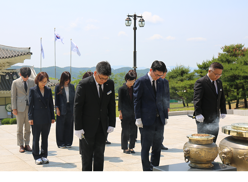 대구경북지방병무청은 호국보훈의 달을 앞두고 국립영천호국원을 방문해 호국 영령에 참배했다.