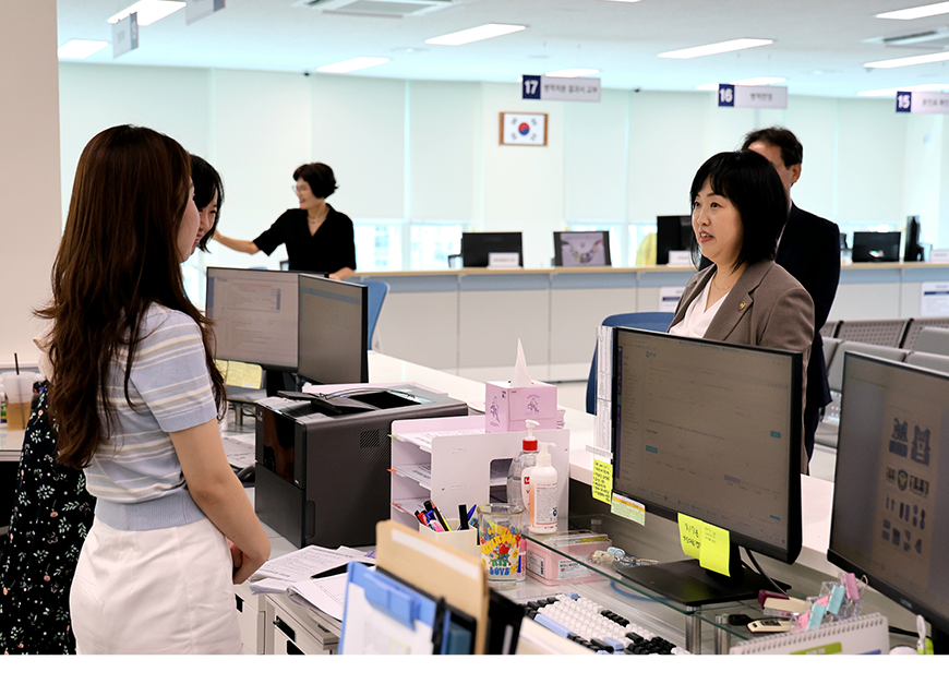 홍소영 병무청장은 경인지방병무청을 방문해 현안보고를 받고, 새로 증축된 제2병역판정검사동을 둘러봤다.