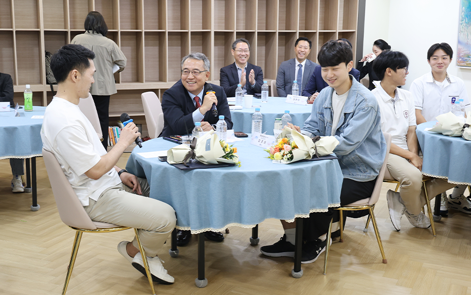 병무청장과 일반부문 대상 수상자가 이야기를 나누고 있는 모습